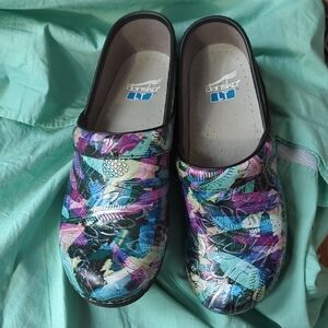 💙💜NWOT Women's Dansko LT Multicolor Abstract Clogs size 39 💙💜  GORGEOUS!!!💝